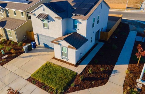 Merced Casa | Beautiful new 5BR home - free parking