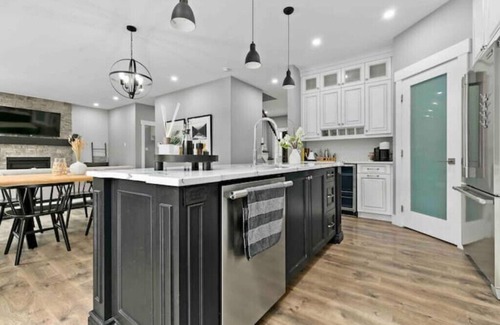 Newport Landing Casa | Beautiful new 6 bedroom lakehouse close to Halifax
