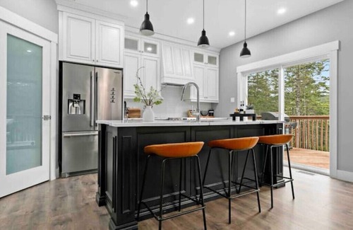 Newport Landing Casa | Beautiful new 6 bedroom lakehouse close to Halifax