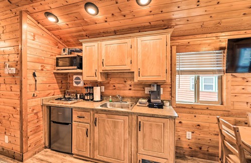 New Bern Apartamento | Beautiful New Bern Studio Cabin w/ Fire Pit!