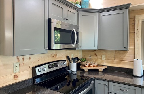 Caton Cabina | Beautiful new construction 2 bedroom cabin with loft and hot tub!