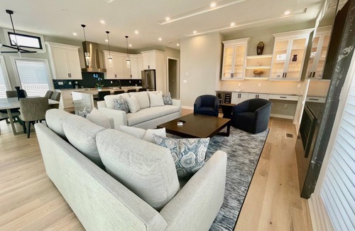 Country Club Estates Casa | BEAUTIFUL NEW HOME WITH PRIVATE POOL!