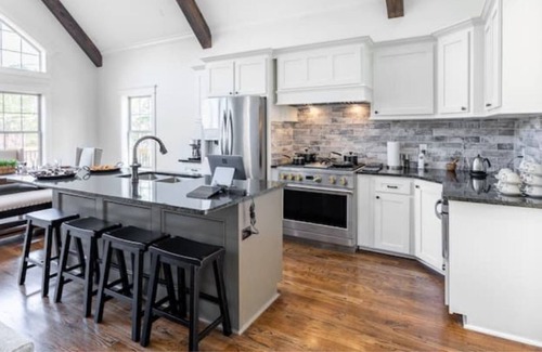 Union Casa | Beautiful, new home in seclulded area located overlooking a 2-acre pond.