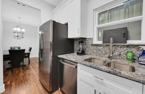 Southeast Houston Casa | Beautiful new home very close to a lot of restaurants and shops. Ni