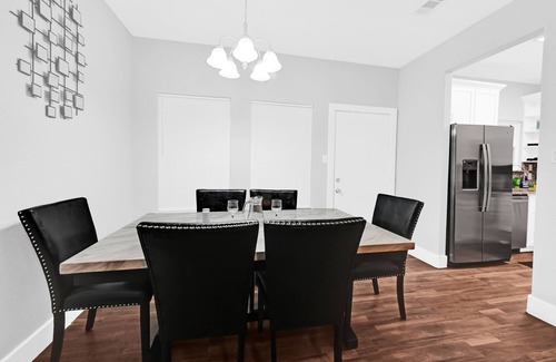 Southeast Houston Casa | Beautiful new home very close to a lot of restaurants and shops. Ni