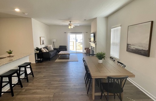 Oak Ridge Casa | Beautiful new home with lake view near hiking trails