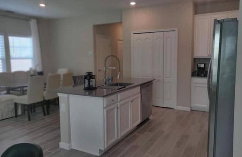 Westside Casa | Beautiful, New & Modern Home in a quiet Area.