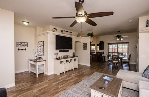 Lake Havasu City Casa | Nuevo Custom Resort Pool home w / RV Gar. Todo nuevo por dentro / por fuera.