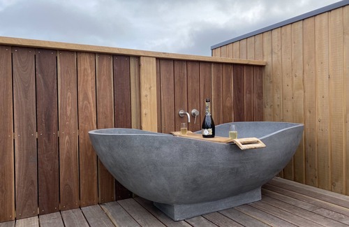 Barwon Heads Apartamento | Beautiful new village apartment with roof deck- stone bath, 360 views & more