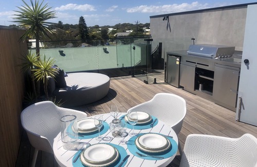 Barwon Heads Apartamento | Beautiful new village apartment with roof deck- stone bath, 360 views & more
