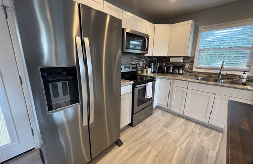 Greensboro Casa | Beautiful Newly listed home, Newly Remodeled Home 5beds/sleeps 9 close to DT GSO