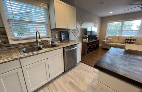 Greensboro Casa | Beautiful Newly listed home, Newly Remodeled Home 5beds/sleeps 9 close to DT GSO