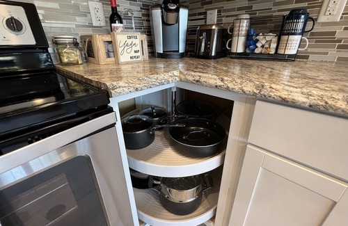 Greensboro Casa | Beautiful Newly listed home, Newly Remodeled Home 5beds/sleeps 9 close to DT GSO