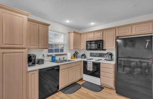 Blue Springs Casa | Beautiful newly renovated pet friendly townhome near Lake Tapawingo -Sleeps 4