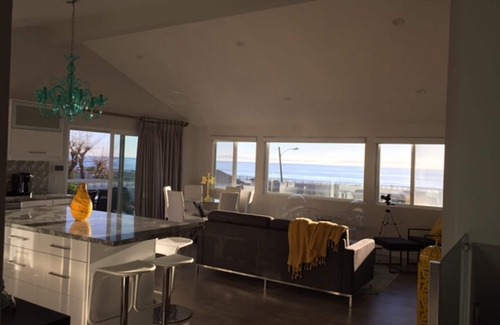 La Conchita Casa | Hermosa casa recién remodelada con vista al mar cerca de la playa de Rincón! Acceso a la playa!
