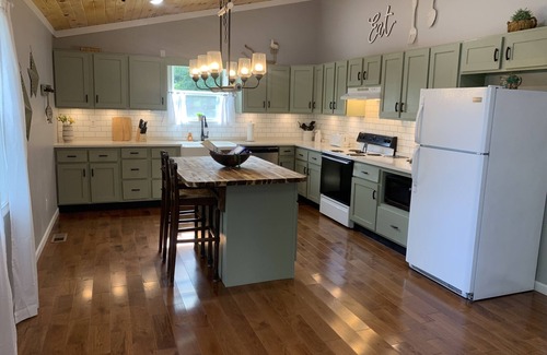 Jacksboro Casa | Beautiful Newly Renovated Lake House on Norris Lake minutes away from amenities!