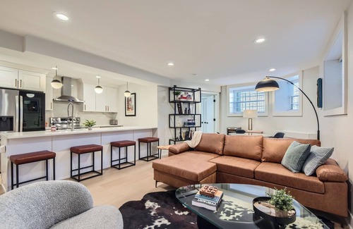 Andersonville Condominio | Beautiful Newly Renovated 3BR/2BA in the Heart of Andersonville