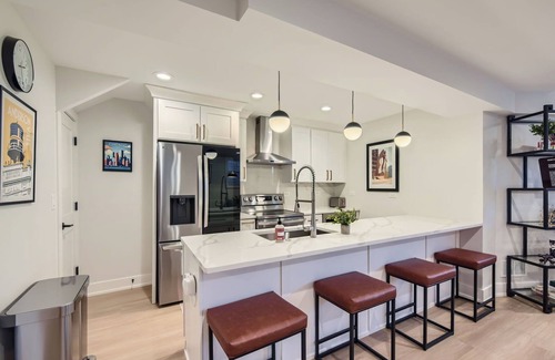 Andersonville Condominio | Beautiful Newly Renovated 3BR/2BA in the Heart of Andersonville