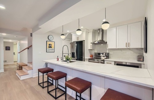 Andersonville Condominio | Beautiful Newly Renovated 3BR/2BA in the Heart of Andersonville