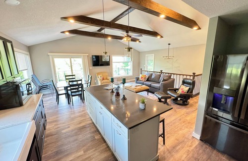 Lansing Casa | Beautiful, newly renovated 3 bedroom home on the Mississippi River.