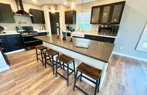 Lansing Casa | Beautiful, newly renovated 3 bedroom home on the Mississippi River.
