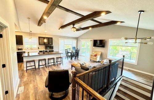 Lansing Casa | Beautiful, newly renovated 3 bedroom home on the Mississippi River.