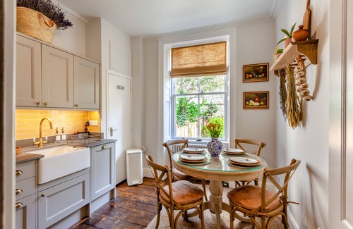 Upper Town Apartamento | Beautiful newly renovated 2-bedroom apartment over 2 floors with large Garden within a Grade 2 liste
