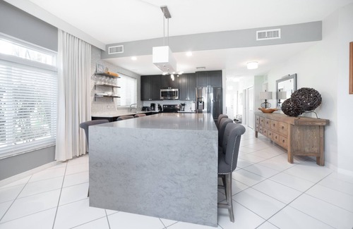 Seven Mile Beach Condominio | ¡Hermosa! Condominio de planta baja de lujo recientemente renovado Seven Mile Beach