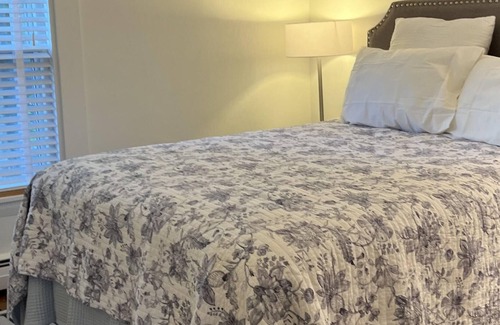 Yarmouth Port Apartamento | Beautiful, newly updated apartment in an antique home on Historic 6 A