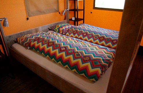 Enumatil Cabina | Hermosa tienda de safari amueblada y carro de circo con baño privado.