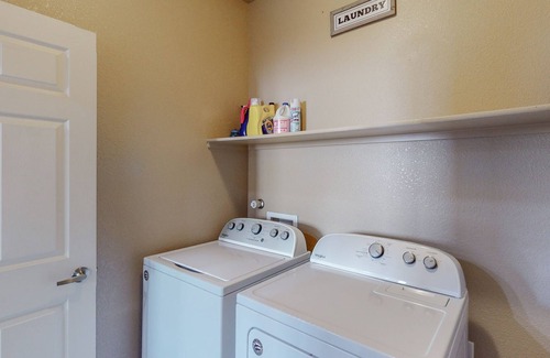 North Valley Casa | Beautiful North Valley home, garage, dogs welcome!