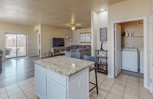 North Valley Casa | Beautiful North Valley home, garage, dogs welcome!
