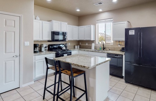 North Valley Casa | Beautiful North Valley home, garage, dogs welcome!