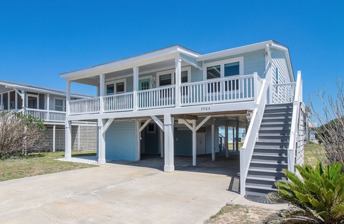 Oak Island Casa | BEAUTIFUL Oak Island OCEAN VIEW home only steps to the BEACH and BOAT LAUNCH!