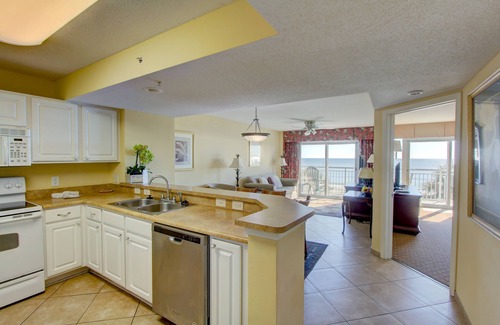 Myrtle Beach Condominio | Frente al mar - 3er FL. Sillas de playa y sombrillas reservadas. Garaje de estacionamiento adjunto