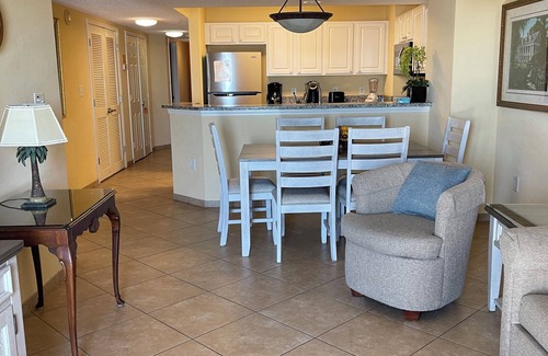 Myrtle Beach Condominio | Frente al mar - 3er FL. Sillas de playa y sombrillas reservadas. Garaje de estacionamiento adjunto