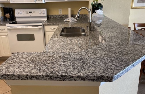 Myrtle Beach Condominio | Frente al mar - 3er FL. Sillas de playa y sombrillas reservadas. Garaje de estacionamiento adjunto