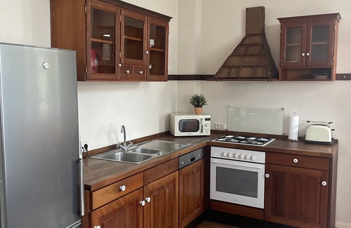 Emden Apartamento | Beautiful old building apartment directly on the lock! Near city center