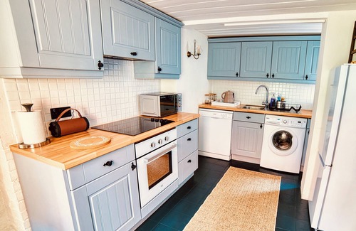 Eastbourne Cabaña | Beautiful 250-Year-Old Cottage near the Beach, Theatres and The South Downs.