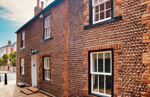 Eastbourne Cabaña | Beautiful 250-Year-Old Cottage near the Beach, Theatres and The South Downs.