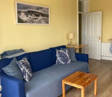 Rathmoylan Apartamento | Beautiful one bed with stunning sea view