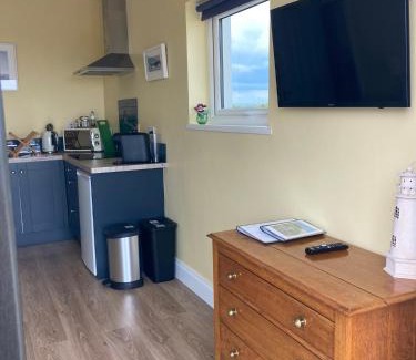Rathmoylan Apartamento | Beautiful one bed with stunning sea view