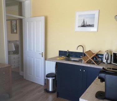 Rathmoylan Apartamento | Beautiful one bed with stunning sea view