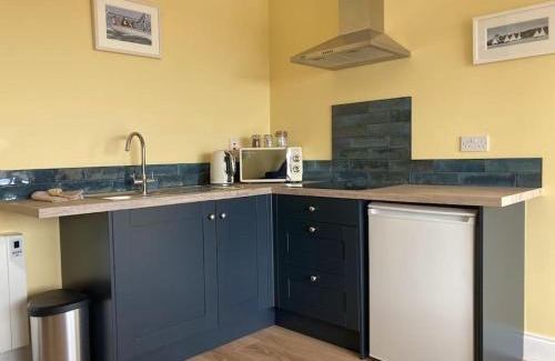 Rathmoylan Apartamento | Beautiful one bed with stunning sea view