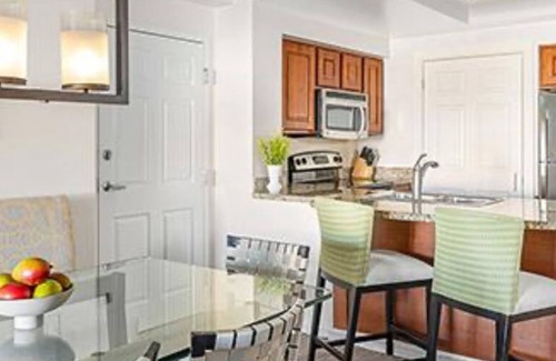 Williamsburg Condominio | Beautiful one-bedroom, 2-bath condo with full kitchen, minutes to Disney gates