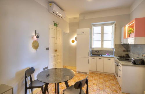 Valletta Apartamento | Beautiful one bedroom seafront apartment VPAL1-1