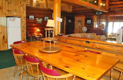 Oxford Cabaña | Beautiful open-concept log home in quiet setting on Thompson Lake.