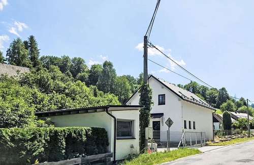Zlate Hory Casa | Maravillosa casa de vacaciones privada con WIFI, TV, patio, mascotas permitida y aparcamiento