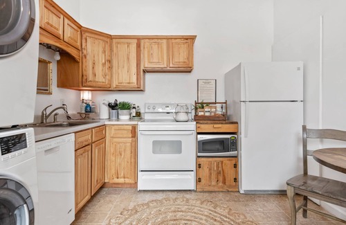 North Spokane Casa | Beautiful & Peaceful Guesthouse - King Bed