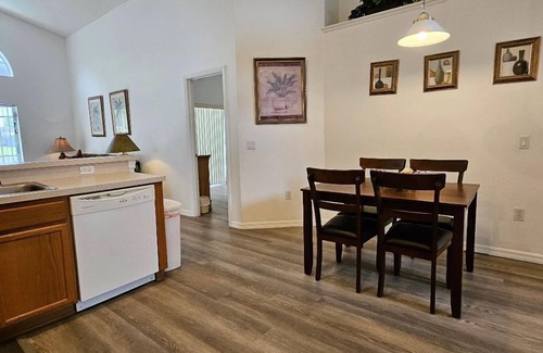 Eagle Pointe South Casa | Hermosa casa que admite mascotas con vista al lago, 4613